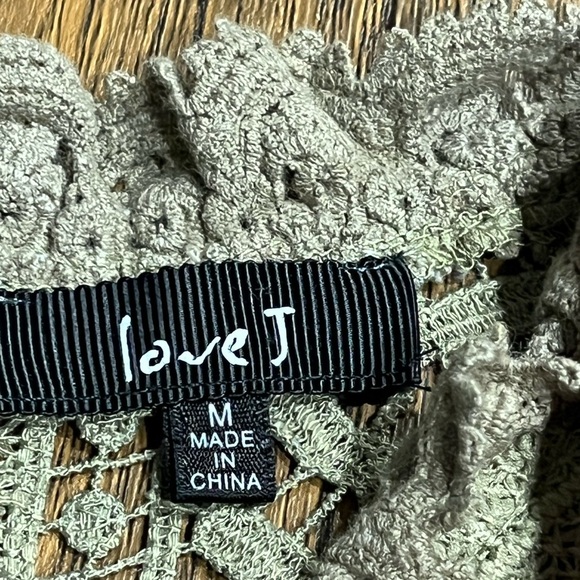 Love J Olive Elegant Lace Floral Embroidered Cut-Out Top - Size Medium - Picture 7 of 7